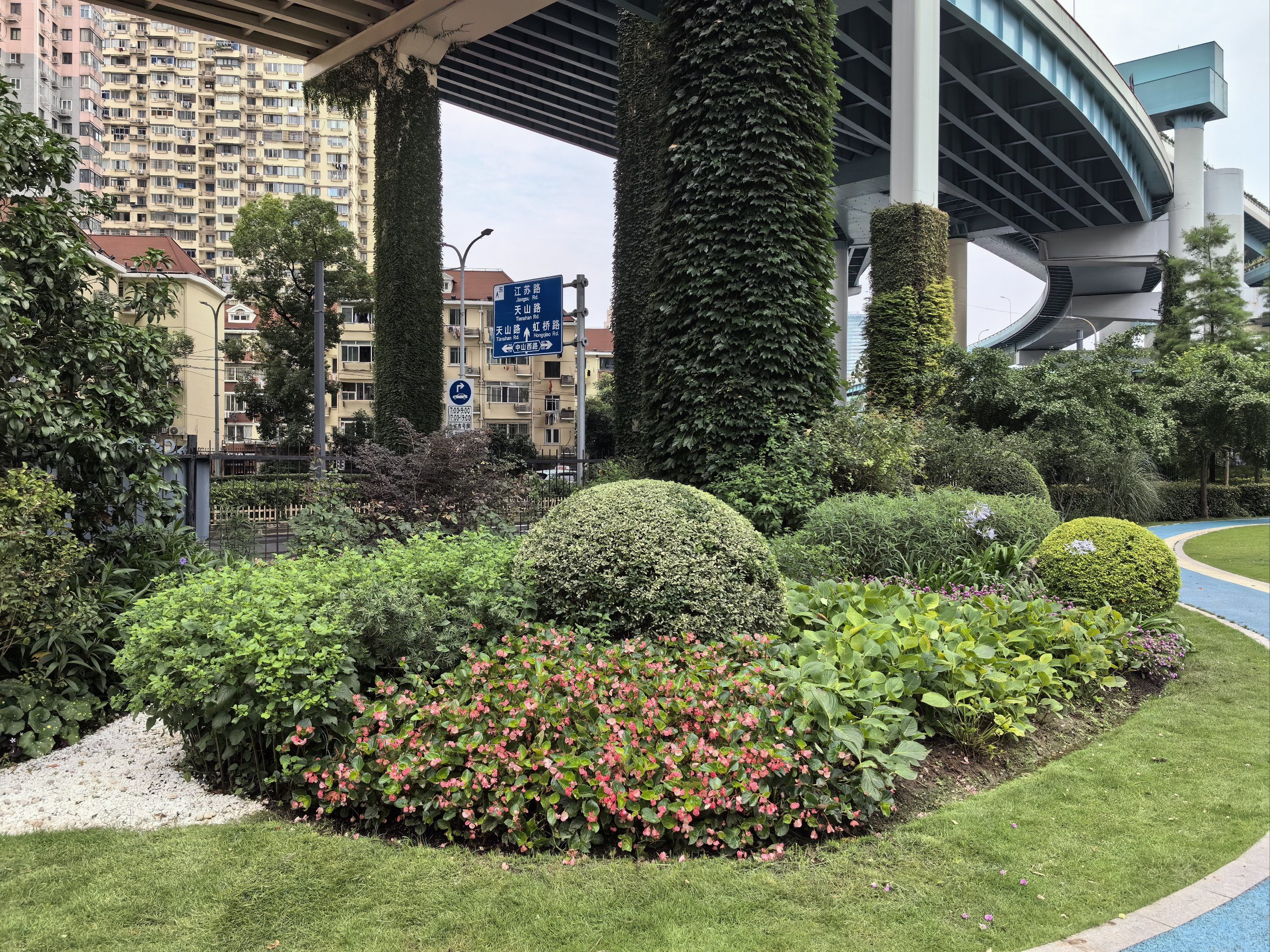 延安西路中山西路口的街心花园