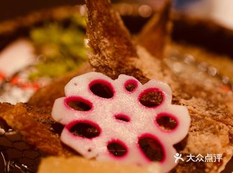 很棒的餐食，服务也好。酒店二楼可以泡温泉，就是池子略