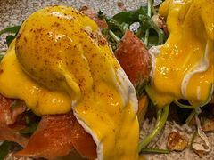 经典烟熏三文鱼菠菜本尼迪克蛋-the rug 飞毯 (朝阳公园店)
