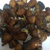 切成小段，放入盐，花椒面，味素，酱油，葱，姜