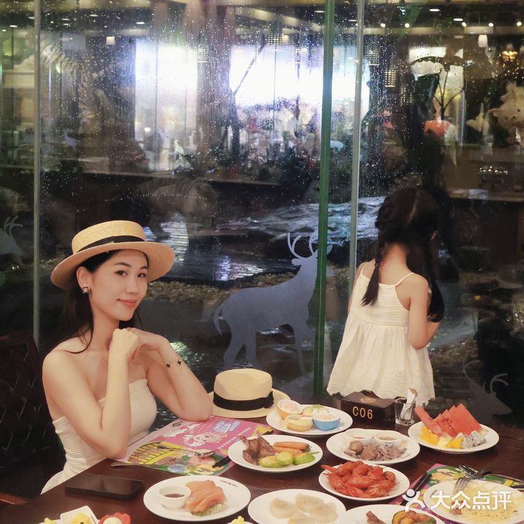 广州🐯娃在长隆白虎餐厅跟老虎用餐又幸福了
