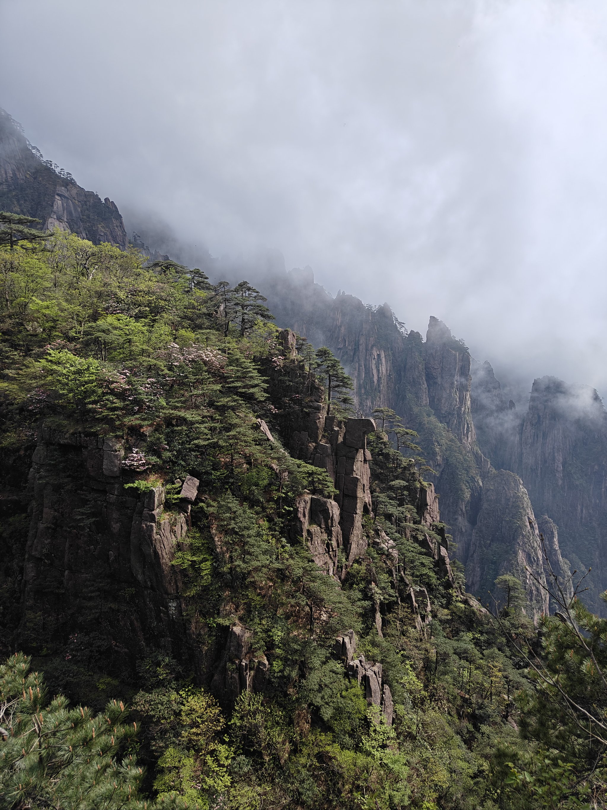 山峦嶙峋图片