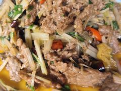 芹菜小米辣炒牛肉-龙姐私房菜(和顺古镇店)