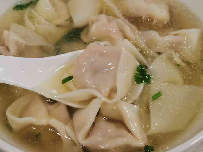 周震馄饨-"[薄荷]环境:对面就是停车场,店里位置."-大众点评移动版