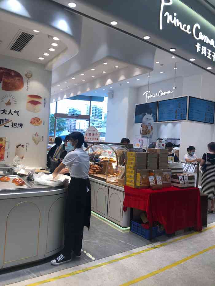 卡玛王子蛋糕(翔龙天地店)-"现烤面包真的太香了,小热狗,椰汁包,今天.