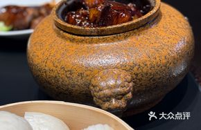 Braised Earth Pork with Rice Wine Buns