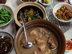 湖莲藕花生煲龙骨-新李记 · 口味菜馆(南郊公园店)