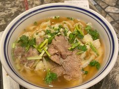 大碗牛肉刀削面-破瓦寒窑·地摊烤羊排