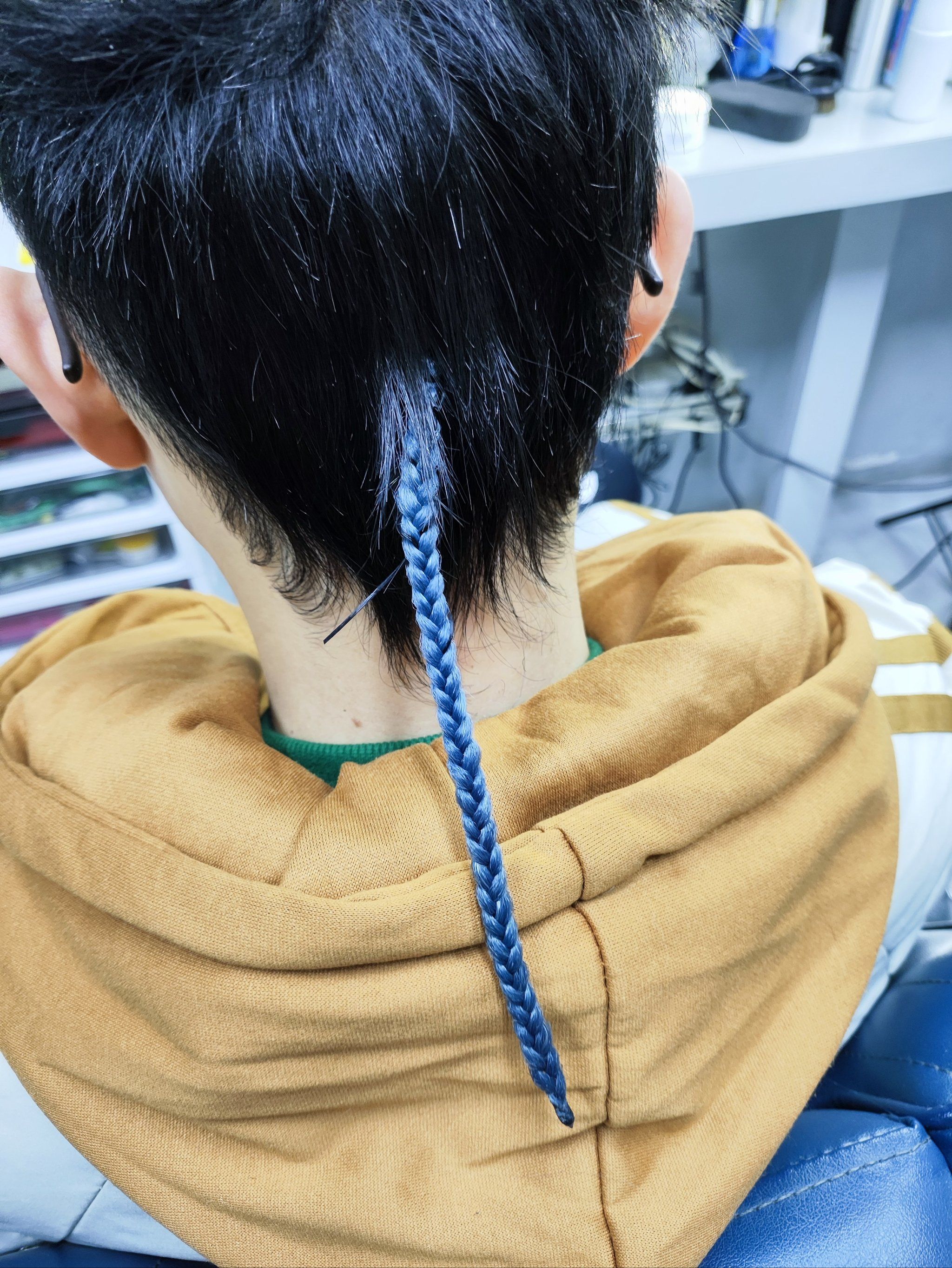 帅气的女老板帅气的彩色编发