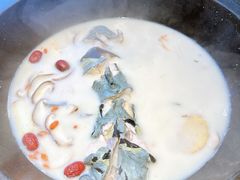 -咕嘟草帽鱼·牛奶一样的鲜鱼汤(天鹅湖万达广场店)