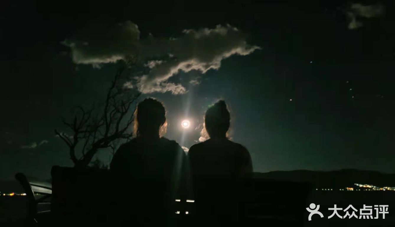 夜晚的洱海