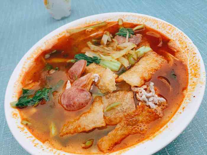 打分    /人 点的皮肚肉丝香肠面,分量一般也比较贵25一碗