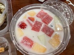 杂果椰汁西米露-黄师奶甜品店