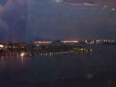 夜景玻璃反光。。-必胜客(海滨店)