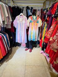 -月月婚纱礼服仓储店(王府井店)