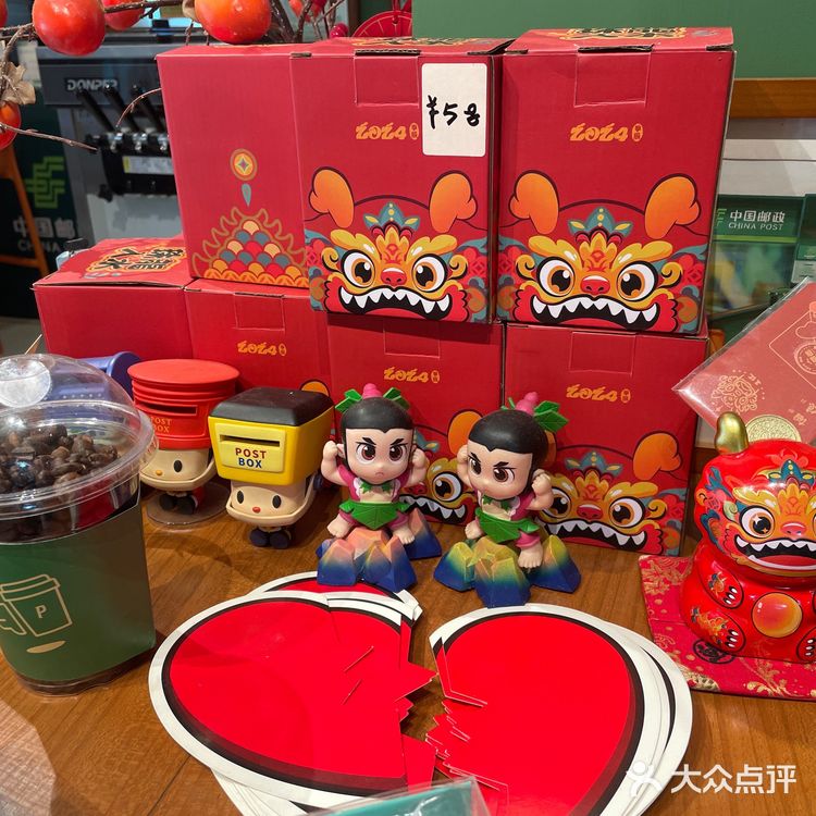 中国邮政开的咖啡店可盖各种纪念章甜点点了抹茶和北海道冰淇淋