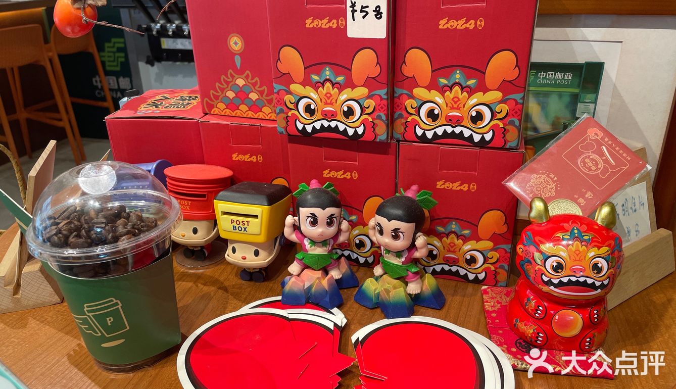 中国邮政开的咖啡店可盖各种纪念章甜点点了抹茶和北海道冰淇淋