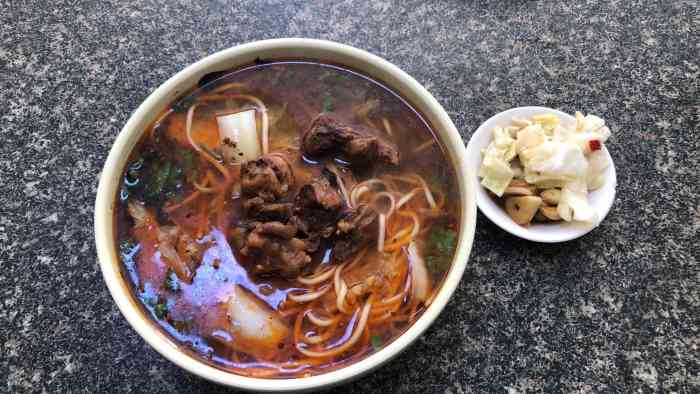 真功夫牛肉面-"就是小馆子,但是味道很不错,汤是当归熬的.