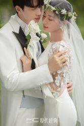 -现代经典婚纱摄影