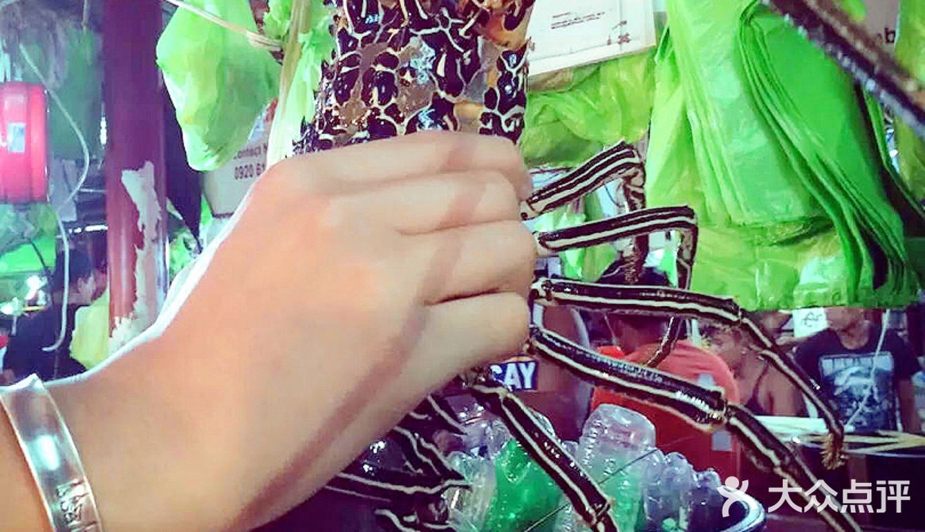 以前是下了飞机坐一个多小时的大巴 再换二十分钟的轮船