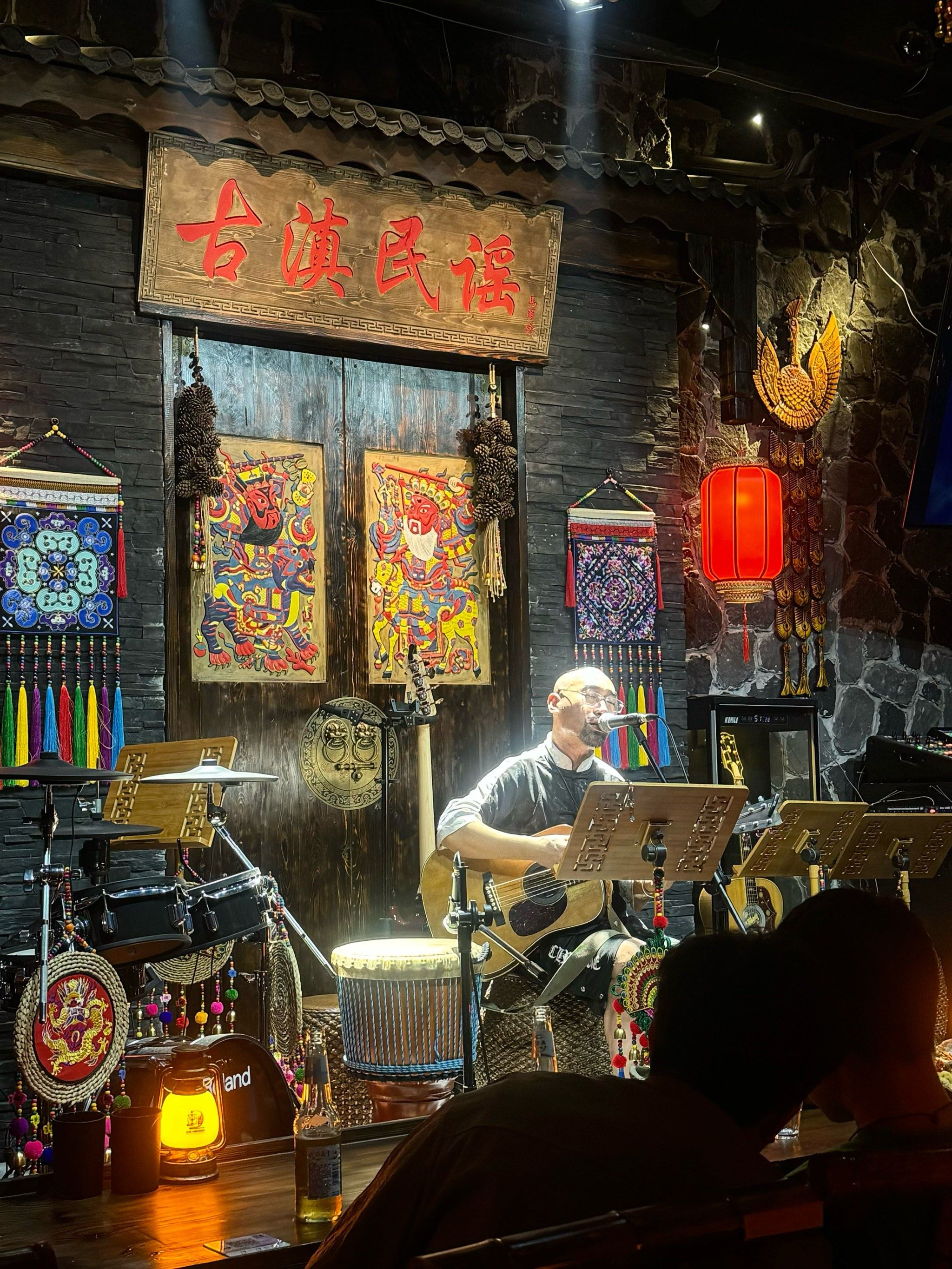 民谣~90
超喜欢现场版的鲜花,米店,安河桥北live……
歌手真的