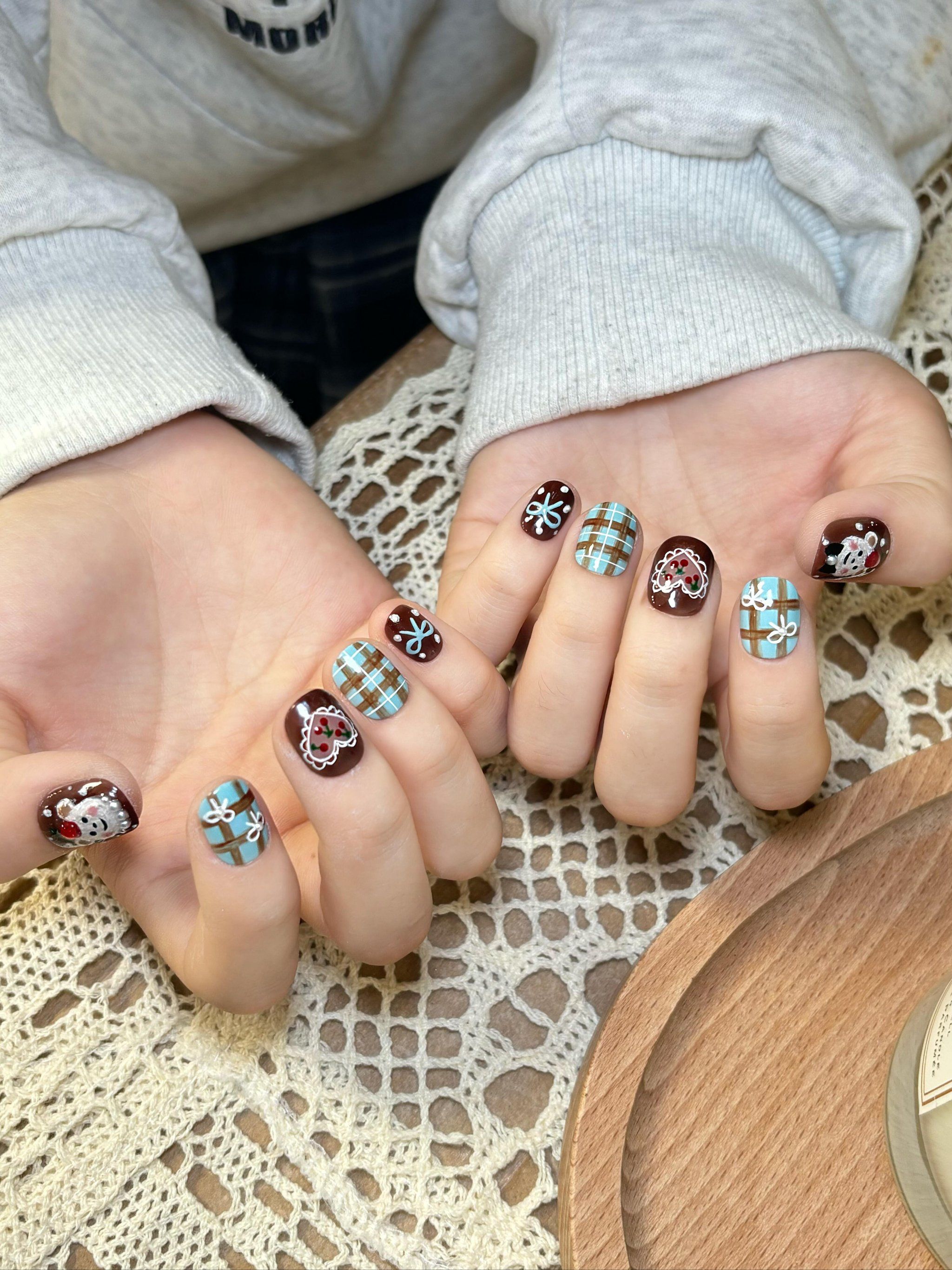 秋冬蓝棕格纹可爱小熊🐻美甲