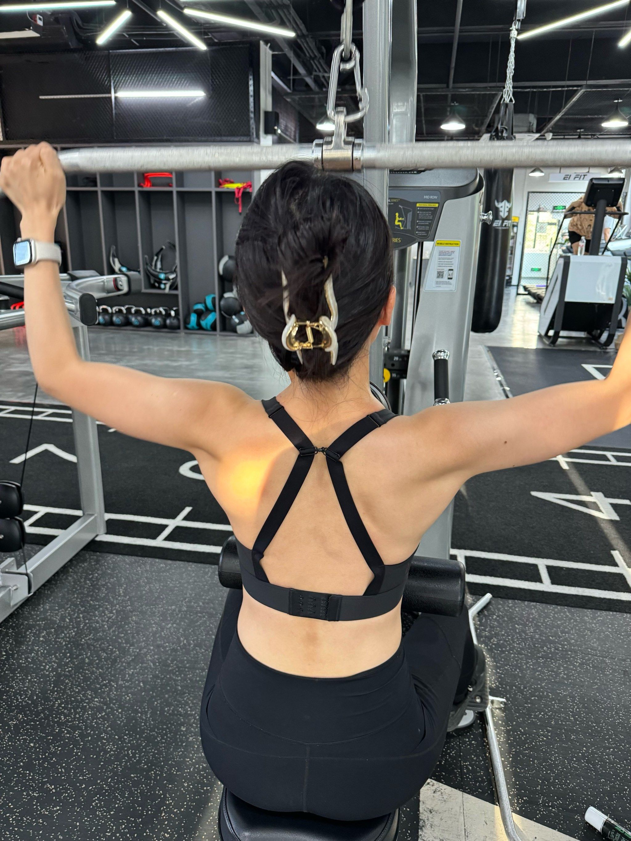 0元玩转这座城
怎么能不要练出那个翅拐只练出后背的线条啊
腰疼