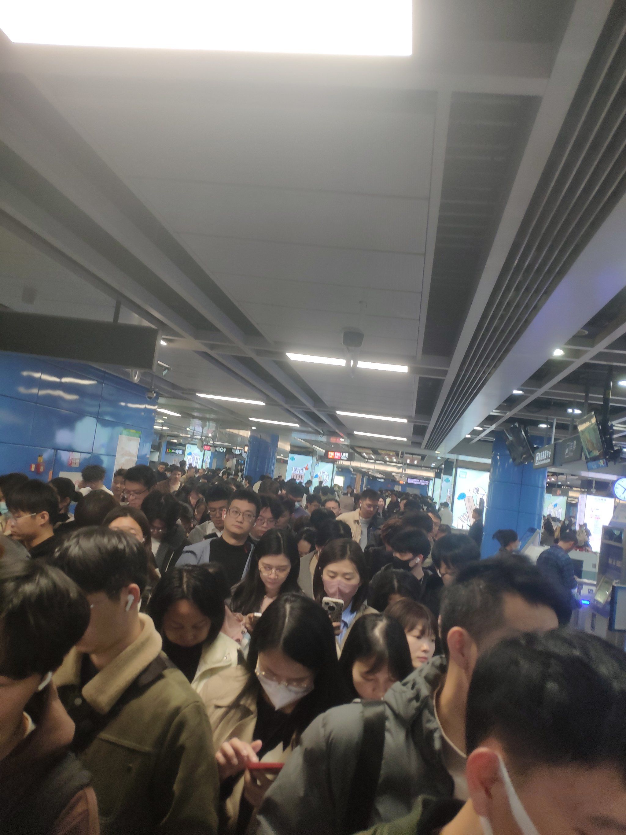 地铁里的拥挤时刻 看不到尽头