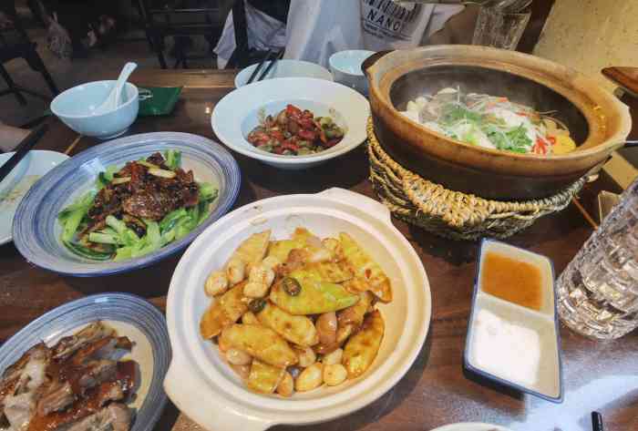 那家·油麻菜馆(先农大院店)-"怎么说呢,一共四个人,我,我爹妈,外婆.