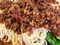 特色炸酱面-渝之汇牛肉豌杂面