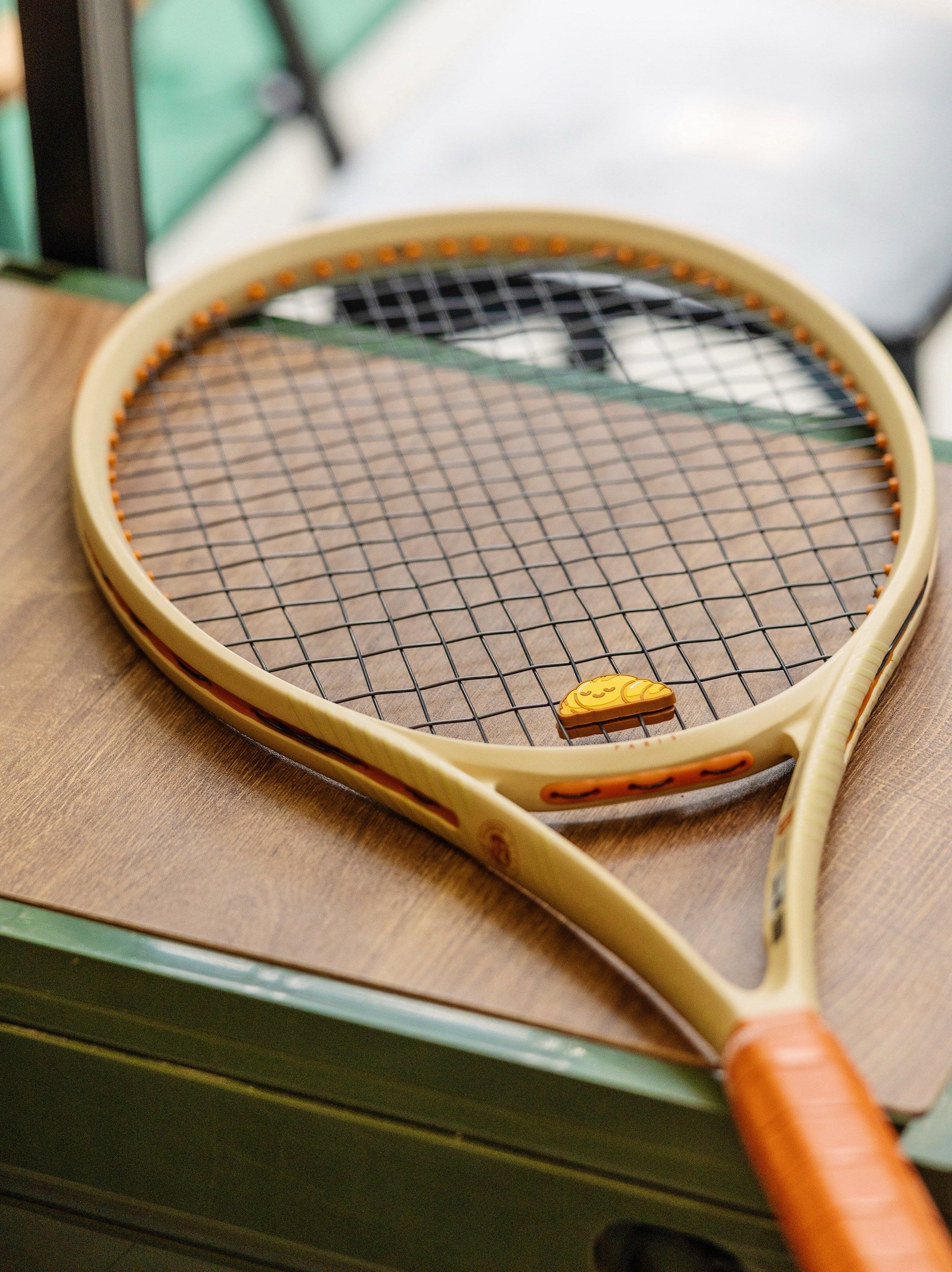 clash法网奶油色球拍啦7899
搭配牛角包网球避震器简直是拍照