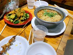 砂锅方便面-冯老二羊肉串