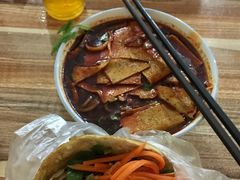 高炉烧饼-老字号杨坡红油米线腊汁肉夹馍(东四道巷店)