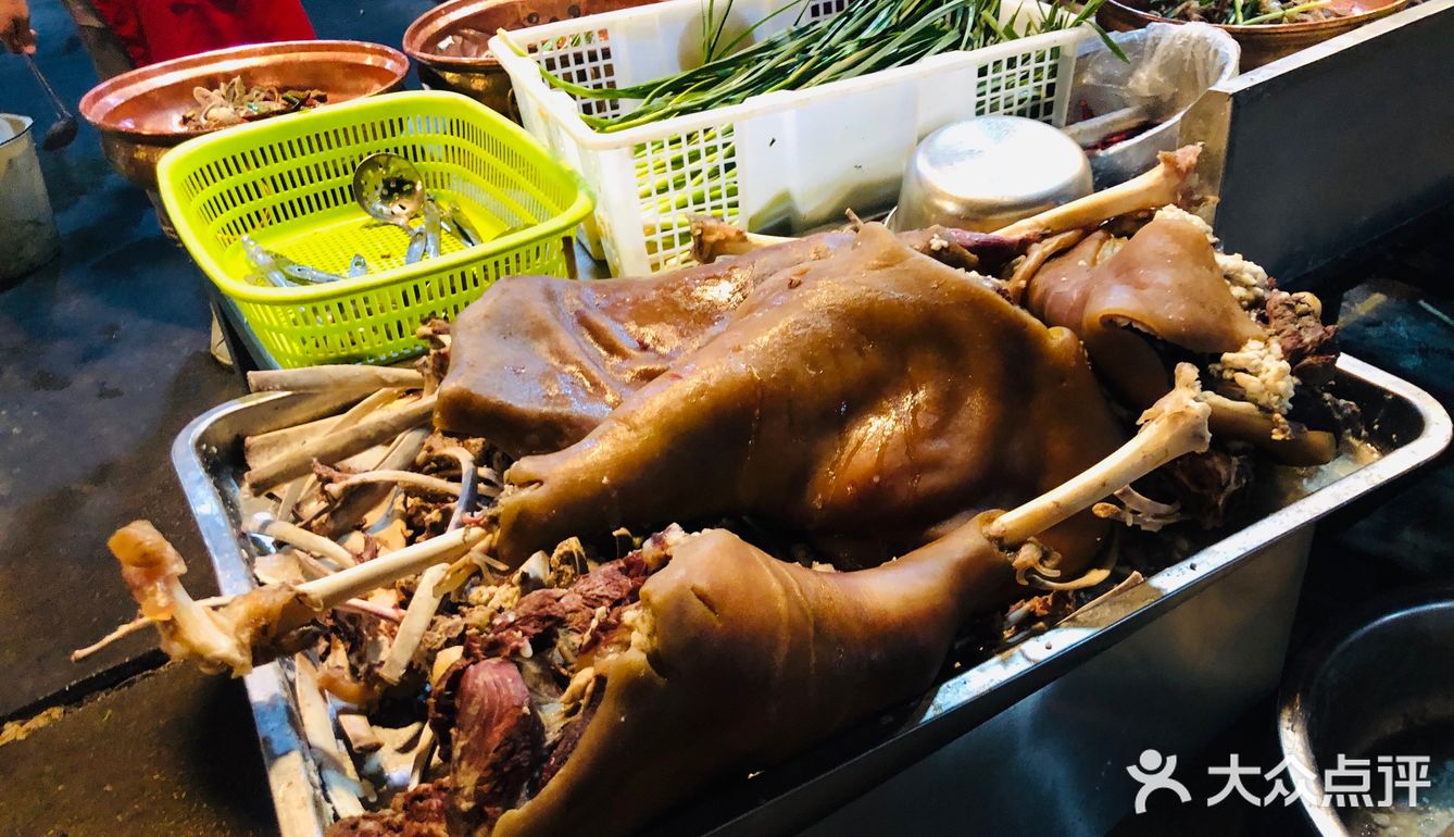 略显悲伤 松枝烤鸡、熏牛肉