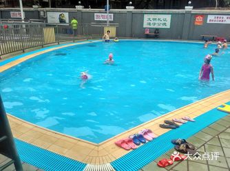 搞到正常游泳的人害怕肢体接触不敢靠近