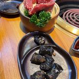 啦啦的拍照。然后用剪刀剪成小块，沾着烧肉汁比较入味