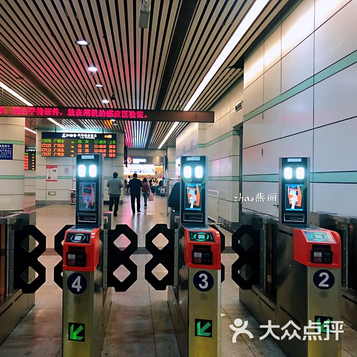 广州火车东站刷票进闸口图片