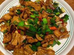 蒜苗小炒肉-云海肴·汽锅鸡·云南菜(天山百盛优客店)