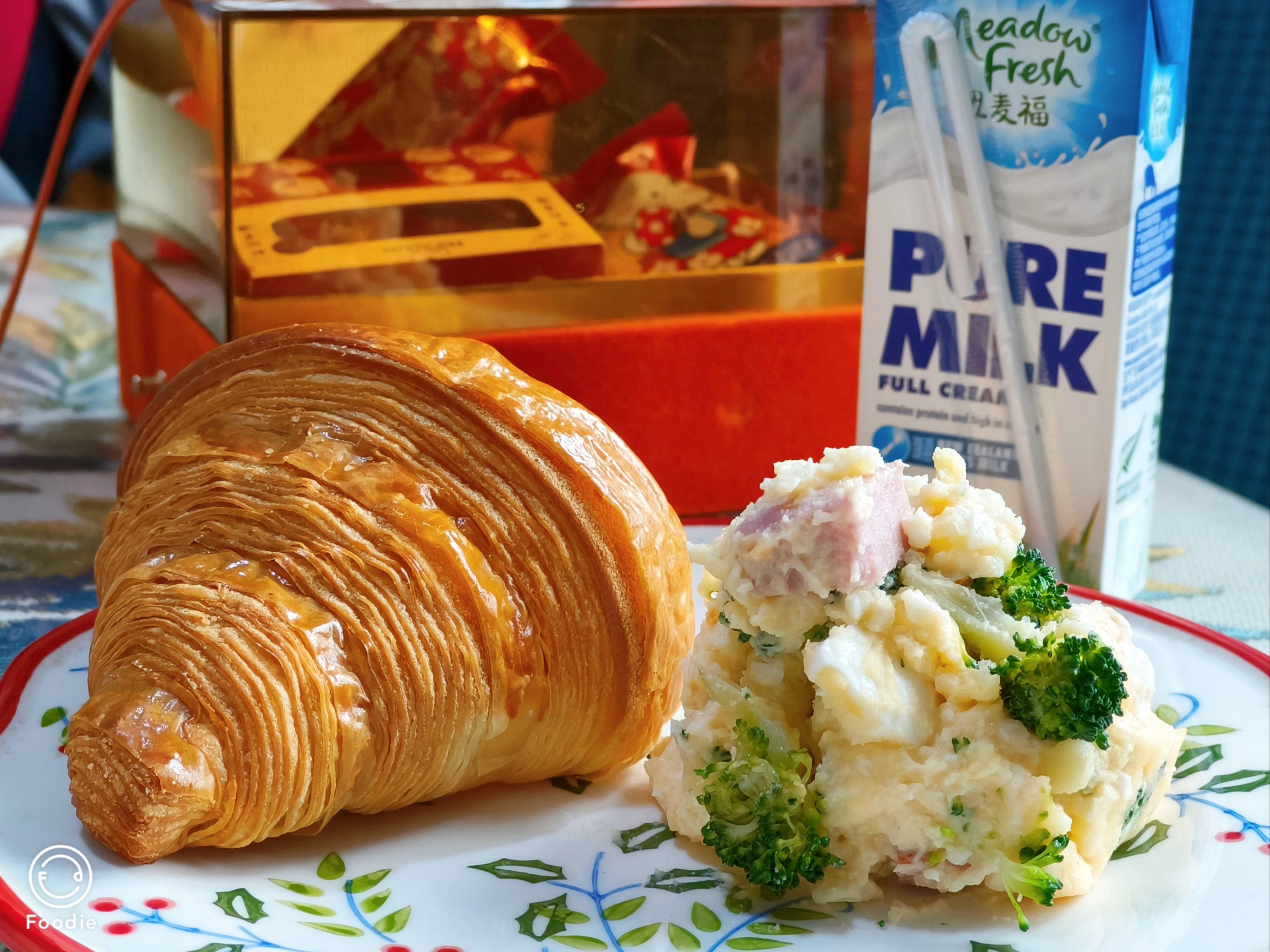 ifc超市买的羊角面包和土豆泥当早餐