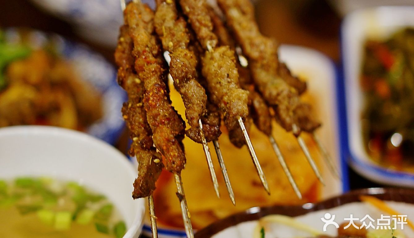 羊肉肥瘦相间，美味无穷，一点儿羊膻味都没有