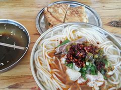 -鸿浩扒猪脚米线