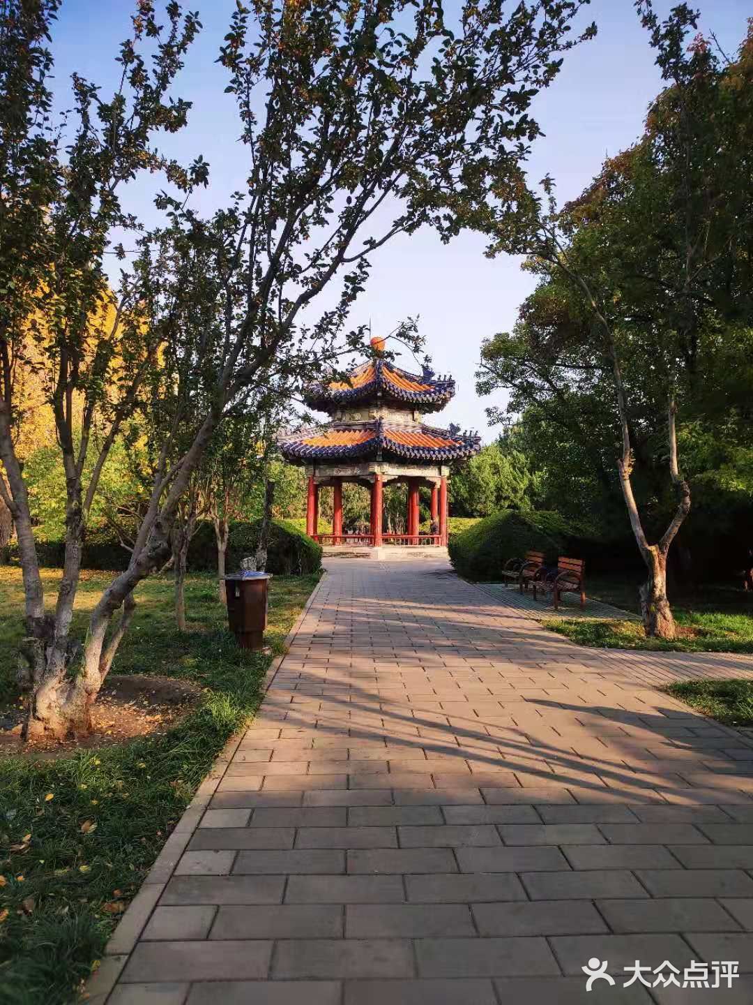 回音壁,三音石,七星石和古柏等名胜古迹,天坛公园西侧,还有一个百花亭