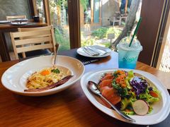 -Chom Cafe and Restaurant