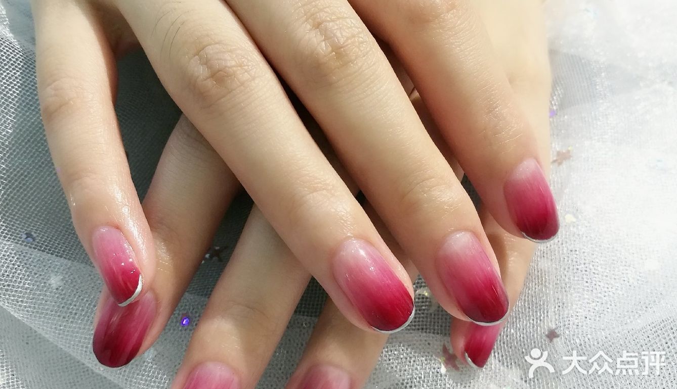 美炸的浆果色金边渐变美甲！