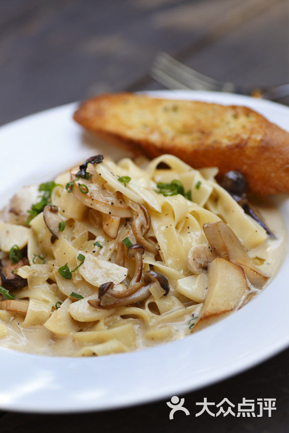奶油黑松露杂菌宽意面