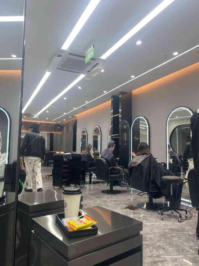 东瀛造型(南方商城店)-"大众点评网团购的首席理发.相当满意,店面.