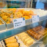 忍不住开始挑选,他们家的黄油年糕和蛋挞都是主打哦