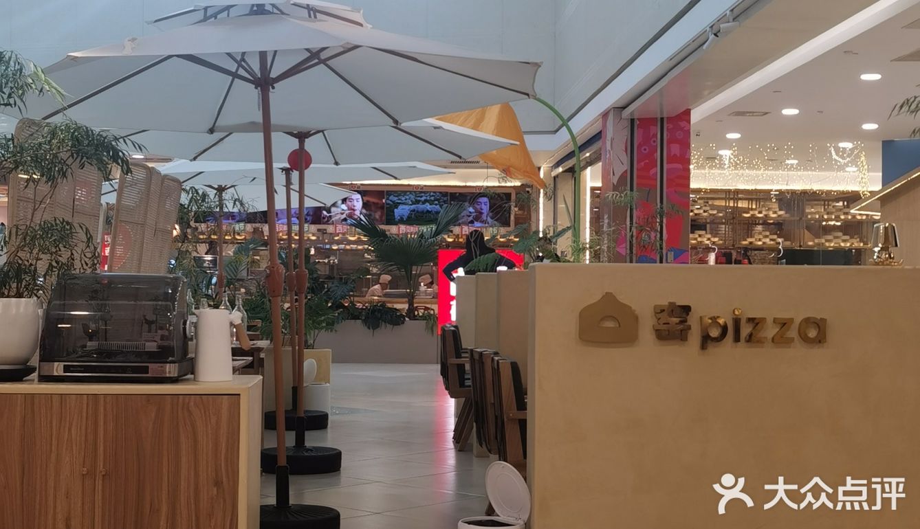 在银泰城一家很有氛围感的餐厅里，又可爱的草莓蛋糕