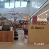 在银泰城一家很有氛围感的餐厅里，又可爱的草莓蛋糕