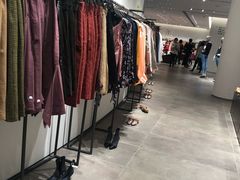 -URBAN REVIVO(高德置地广场·春广场店)